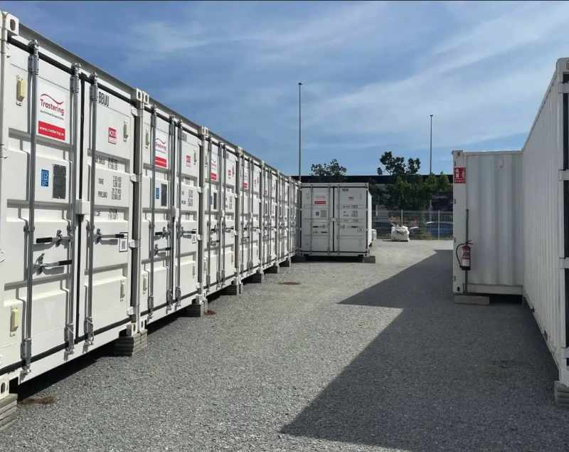 Pasillos exteriores de un centro Trastering: acceso directo con vehículo a cada contenedor de almacenaje