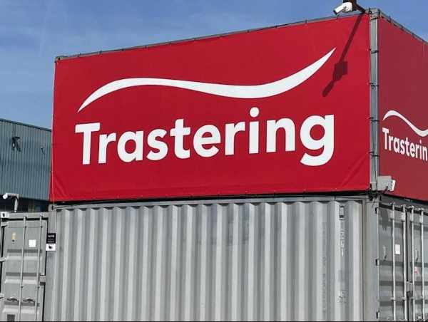 Contenedores nuevos, impermeables y seguros de Trastering, el pilar del modelo de negocio de Arnaud y Cecilia.