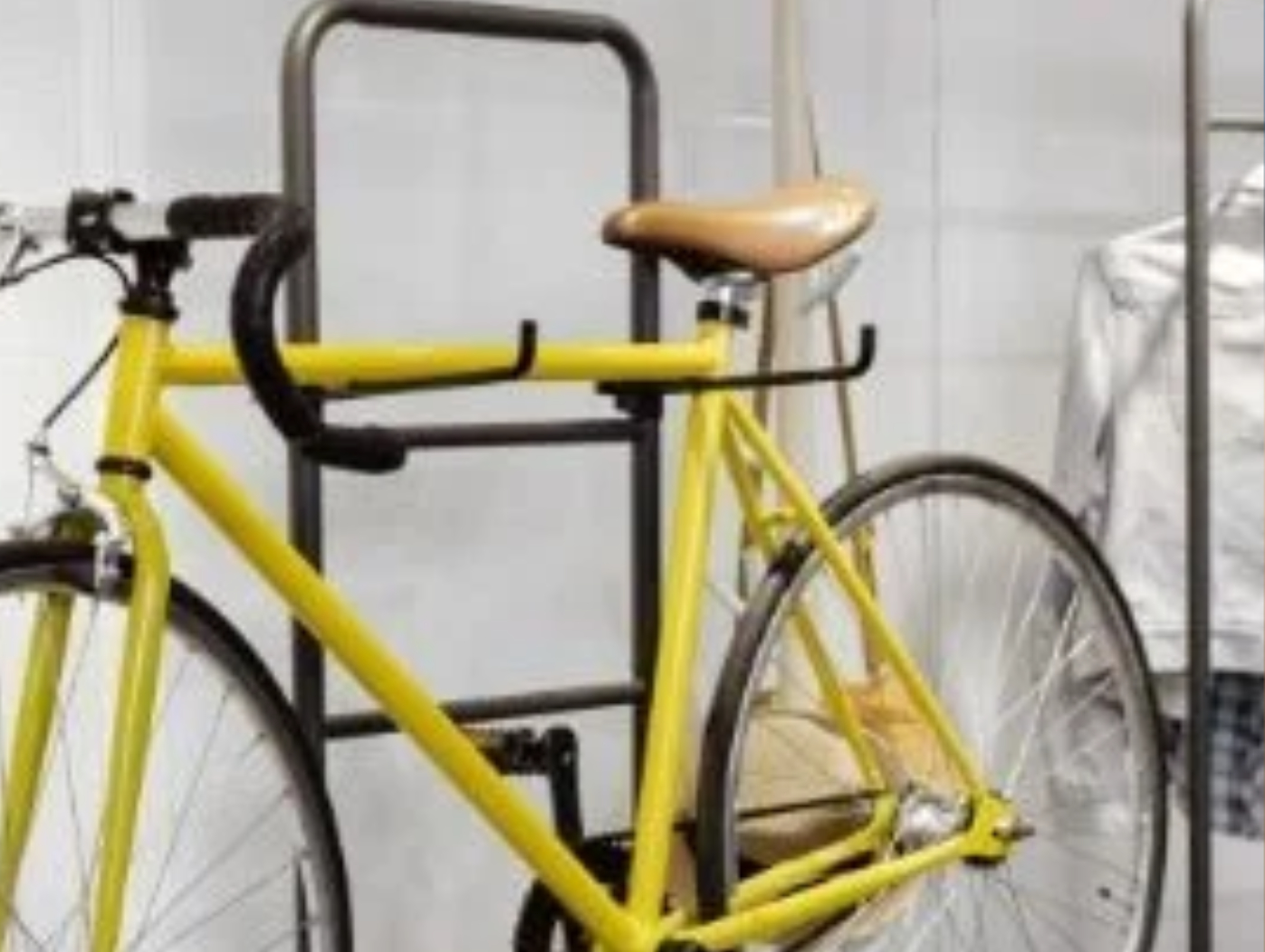 Trucos para colgar y guardar la bicicleta en el trastero